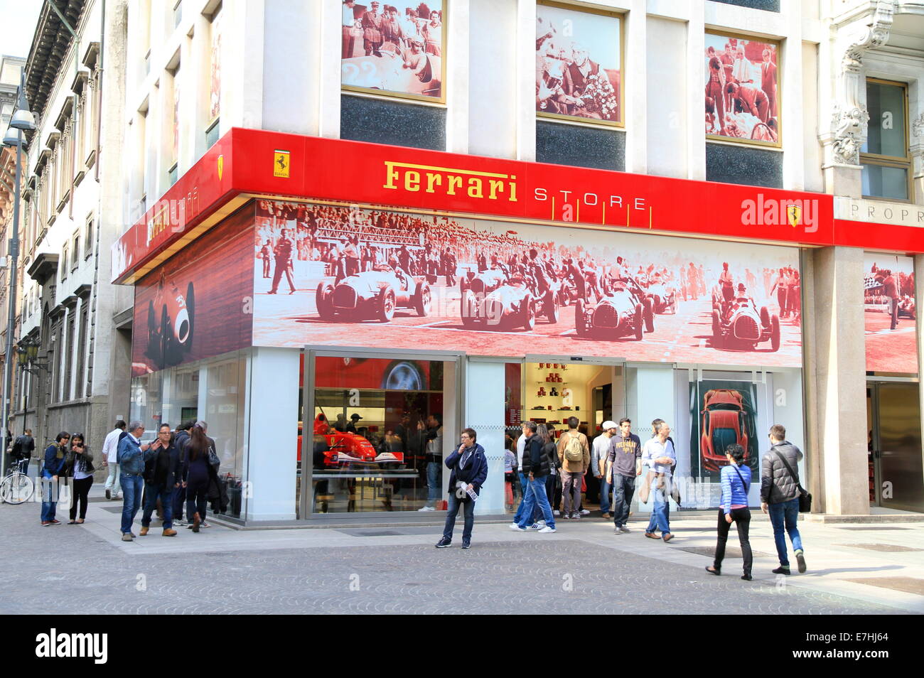 Les gens de l'extérieur de la Ferrari Store à Milan, Italie Banque D'Images