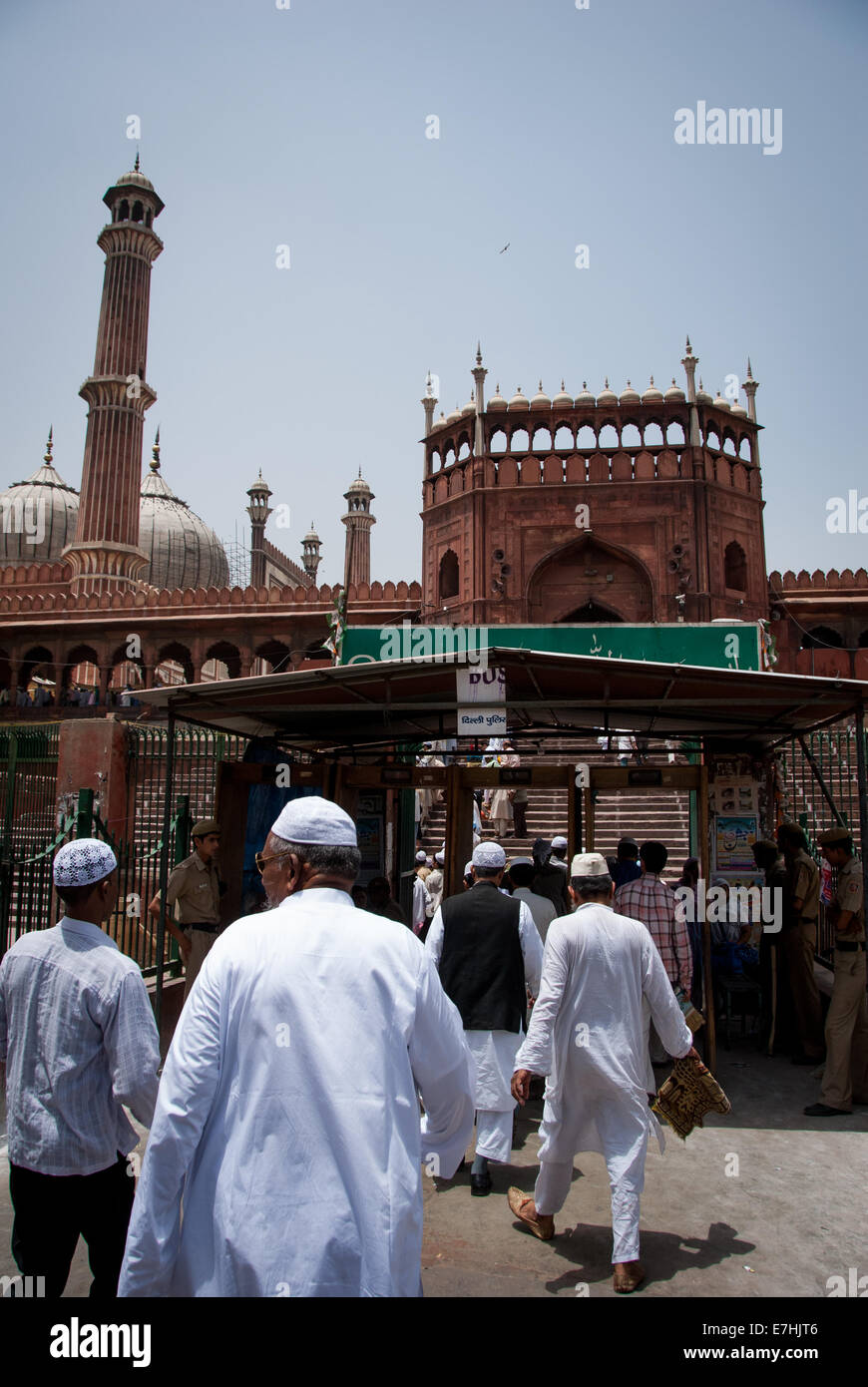 Les fidèles à la mosquée Jama Masjid, Old Delhi pour la prière du vendredi Banque D'Images
