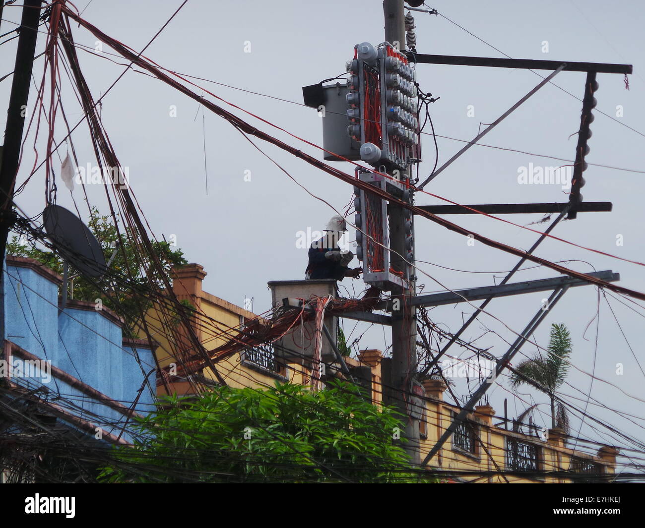 Manille, Philippines. 18 Septembre, 2014. Les hommes de Electric company fixant les câbles électriques. Luzon Visayas et îles des Philippines seront en situation de crise de l'énergie sur l'été 2015, selon le secrétaire de l'énergie Petilla de Jéricho. Une fois que le Président Aquino acquiert les pouvoirs d'urgence du Congrès, les consommateurs philippins vont durer plus d'augmentation de 20 centavo par kilowatt-heure. Les Philippines ont le plus haut coût de l'électricité dans la région Asie-Pacifique. © Sherbien Dacalanio / Alamy Live News Banque D'Images