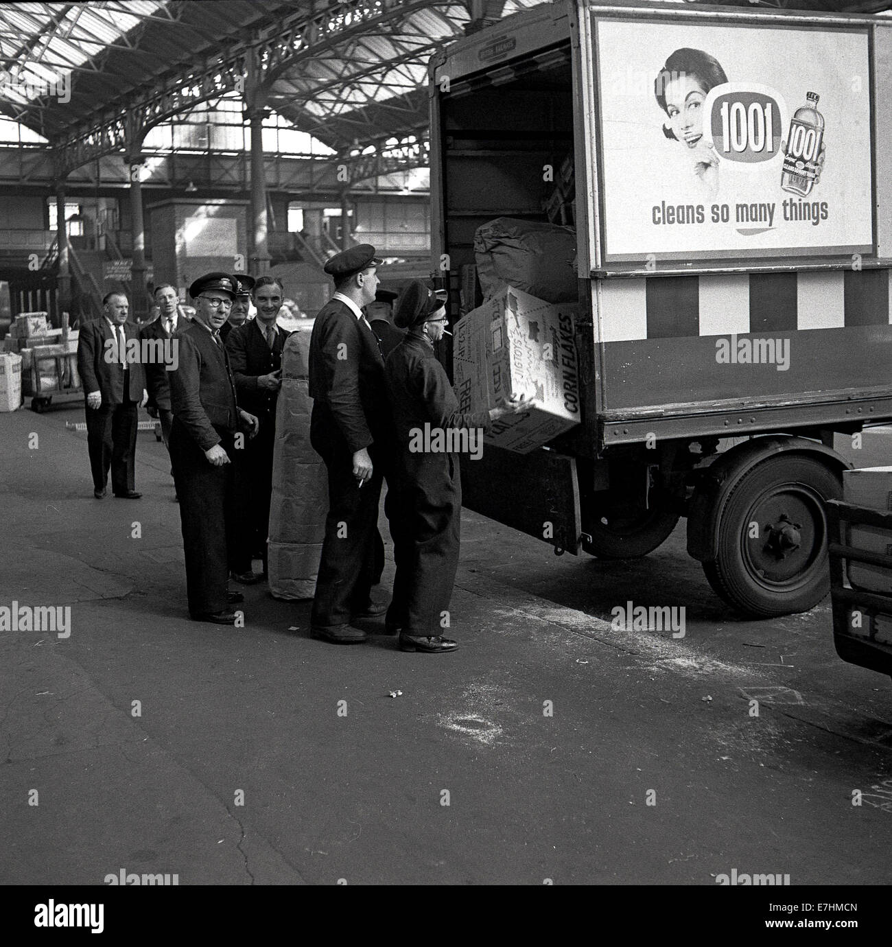 Historique Années 1950 Photo montrant le personnel de British Rail déchargement de marchandises de l'arrière d'un camion stationné, la gare de Paddington. Londres. Banque D'Images