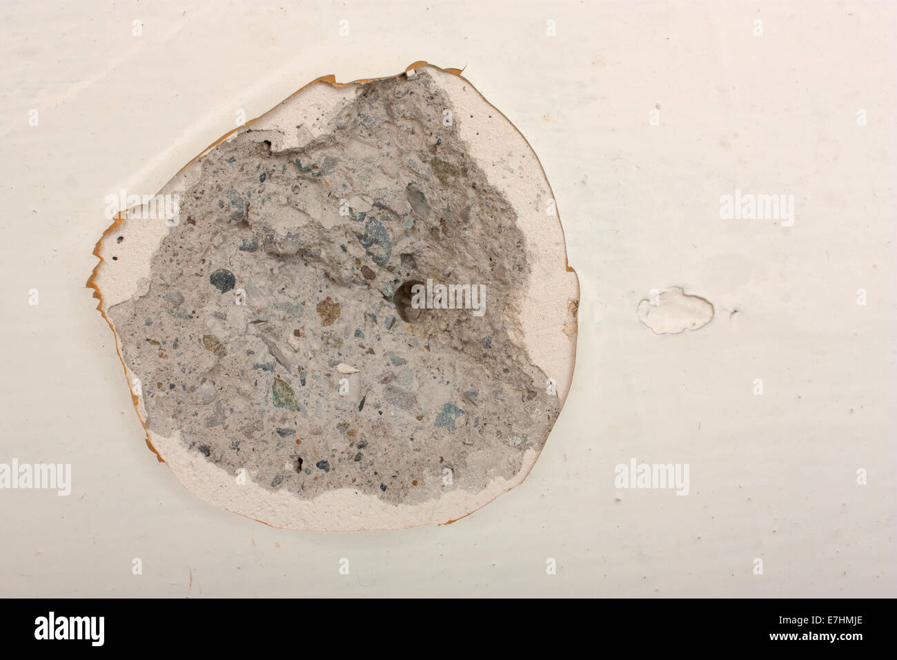 Trou dans un très vieux mur blanc Banque D'Images