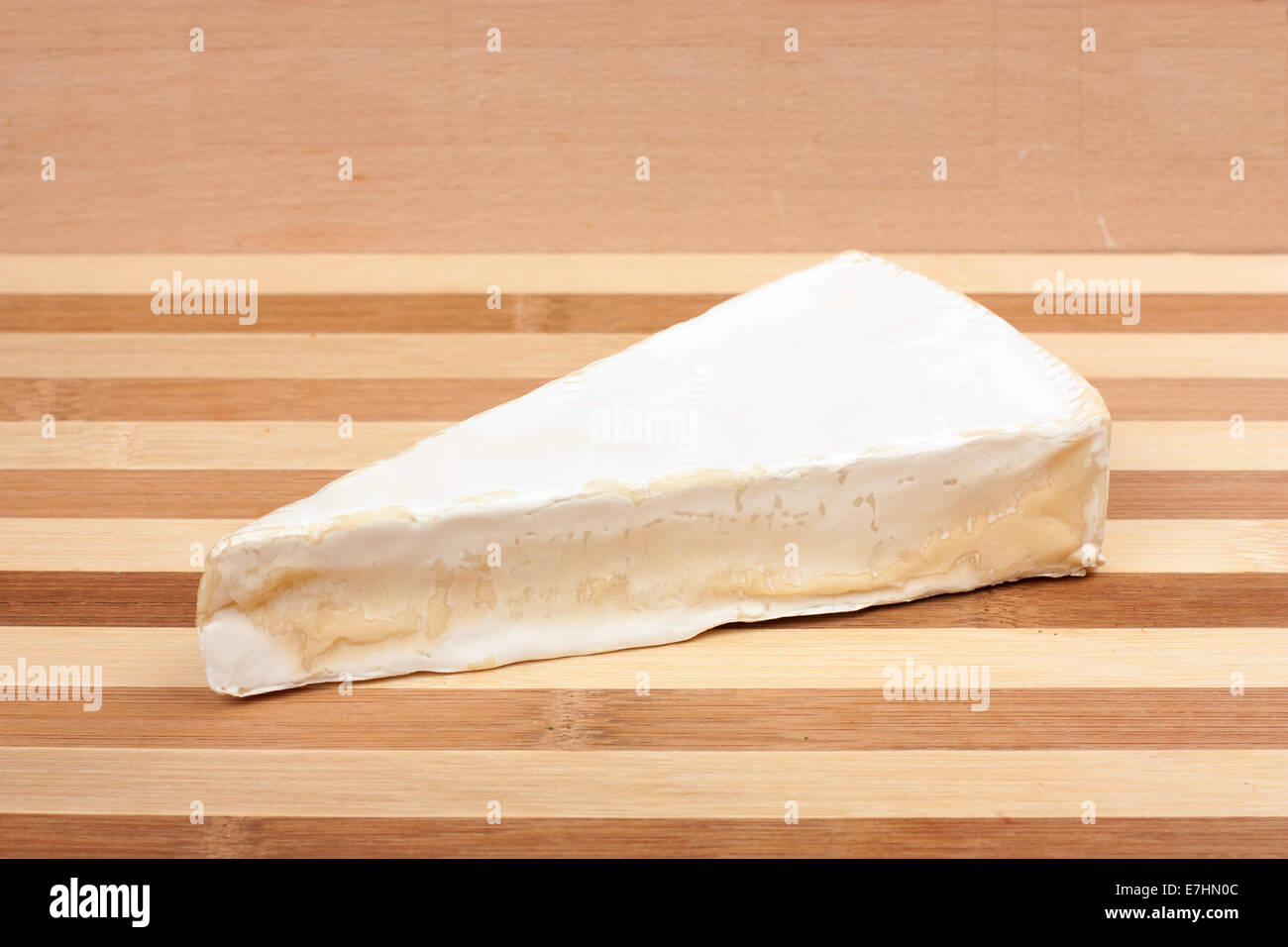 Fromage Brie sur une planche à découper marron Banque D'Images