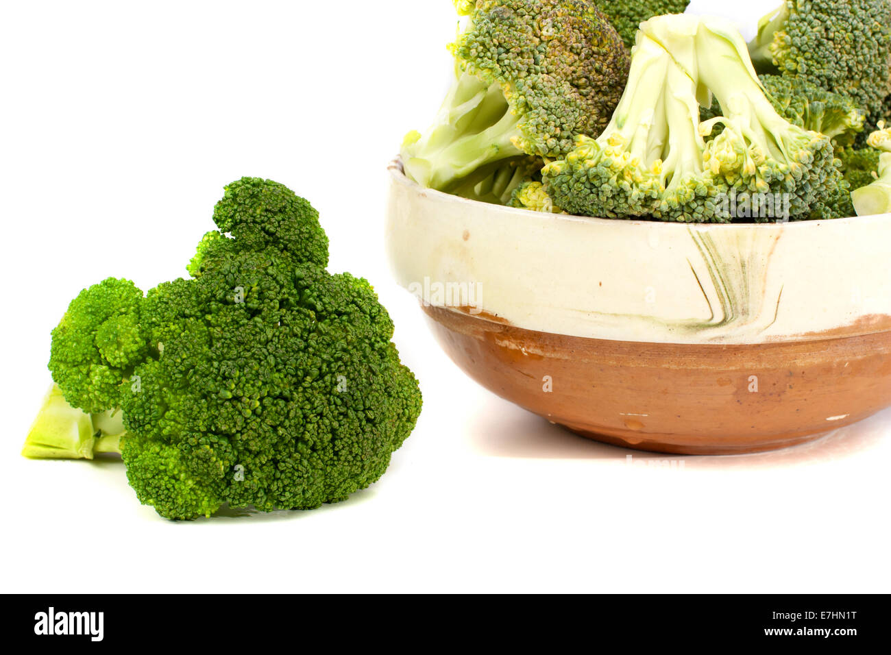 Le brocoli dans un bol isolé sur fond blanc Banque D'Images