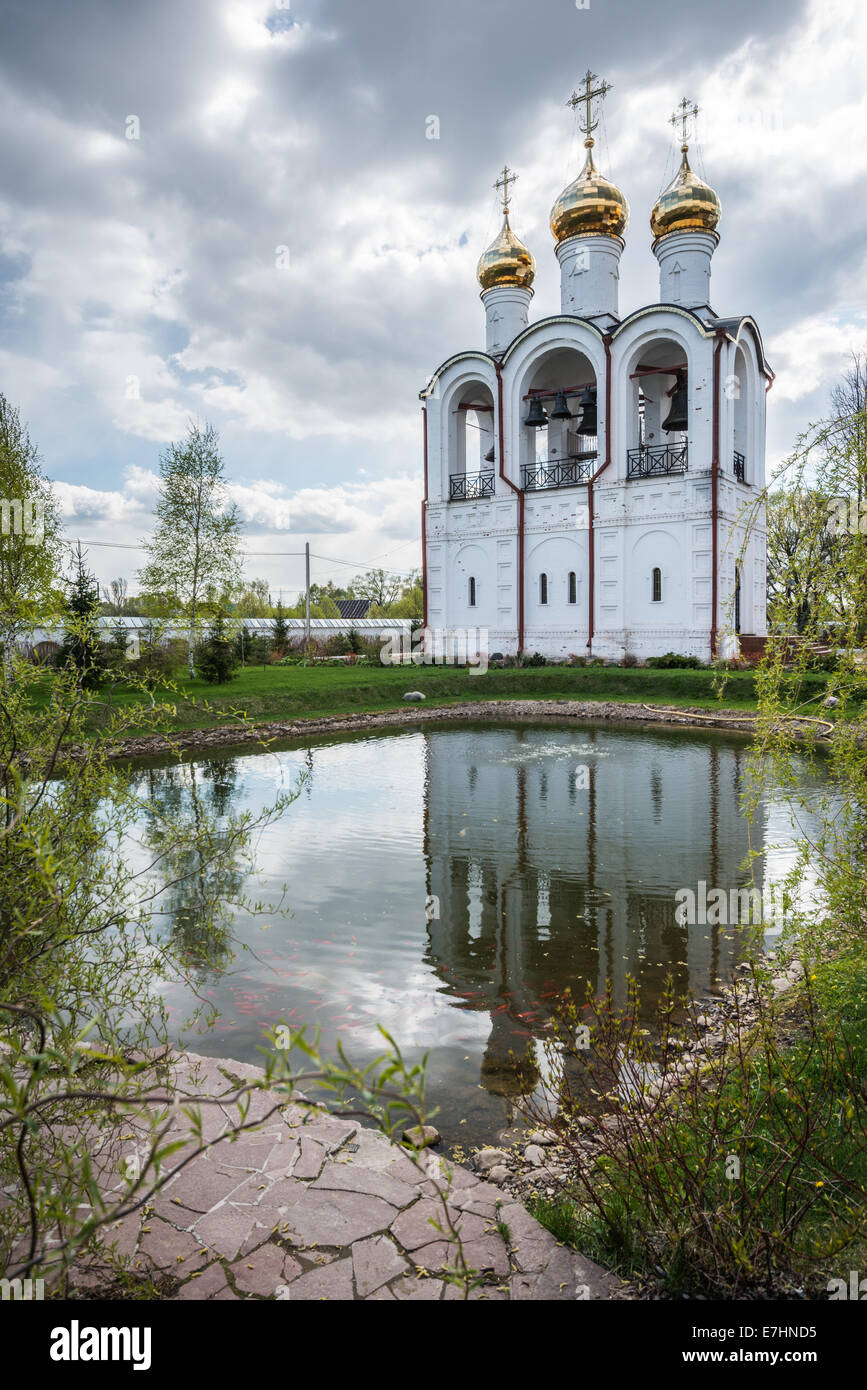 Paisible et tranquille, vue sur le beffroi, reflétée dans un lac, à Saint Nicholas (Nikolsky) monastère, Pereslavl-zalesski, Russie Banque D'Images