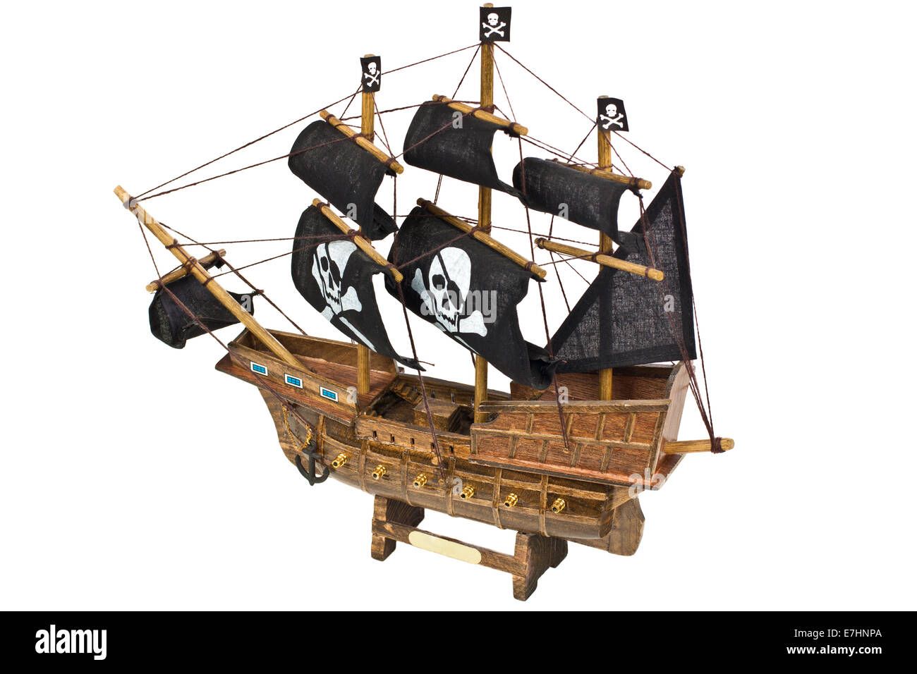 Modèle en bois miniature d'un navire de pirates isolé sur fond blanc Banque D'Images