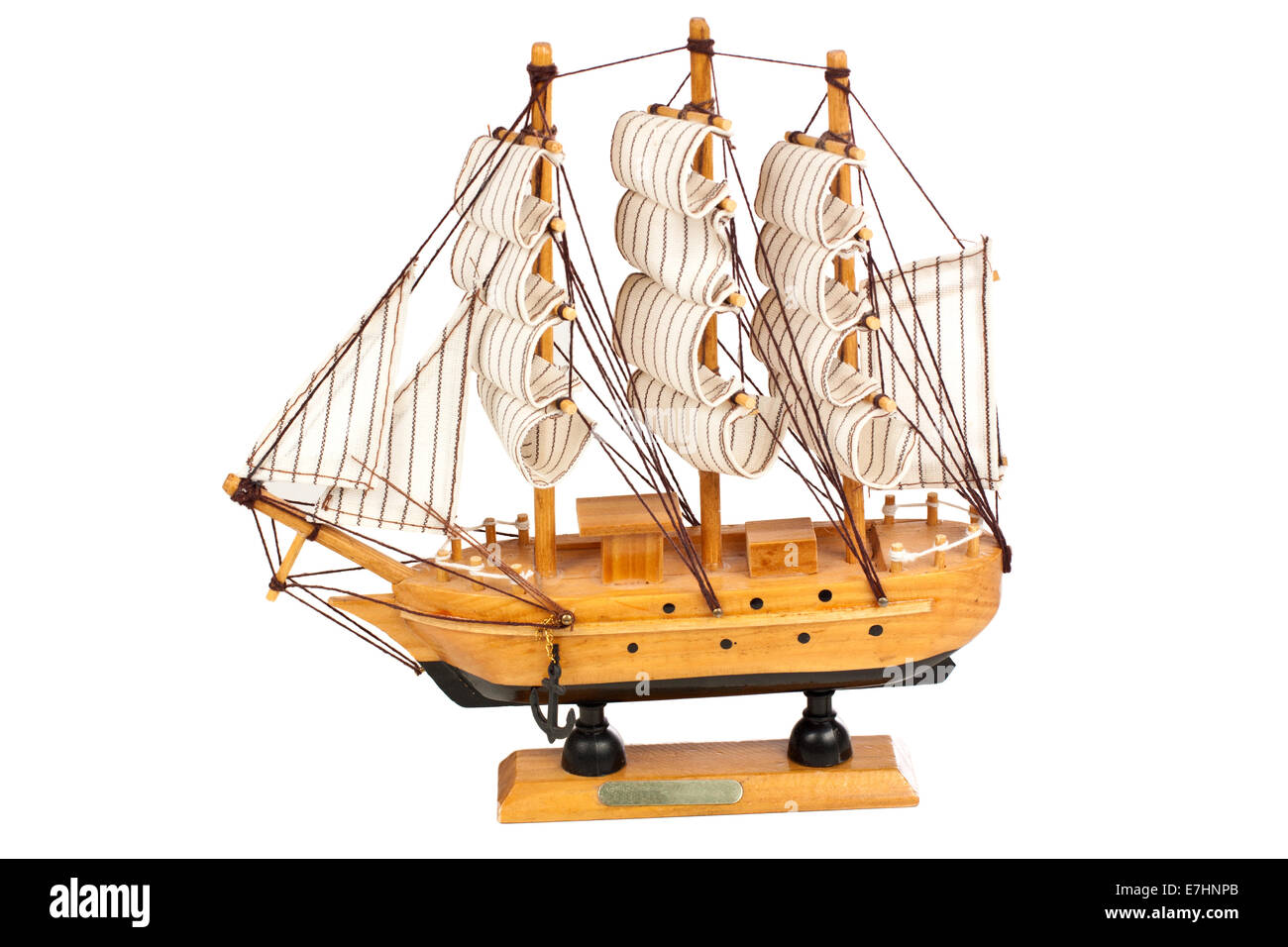 Modèle en bois miniature d'un navire isolé sur fond blanc Banque D'Images