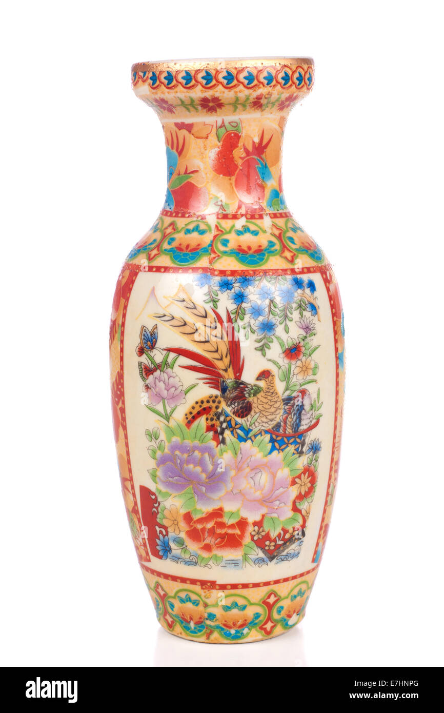 Vase en céramique vide de couleur sur fond blanc Banque D'Images