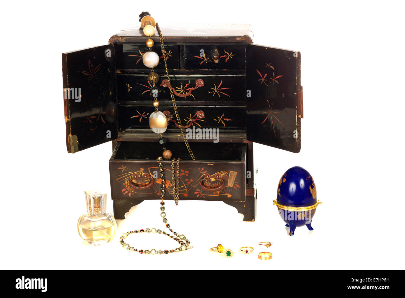 Vieille boîte de bijoux qui ressemble à une armoire, d'un parfum et certains joints toriques sur fond blanc Banque D'Images