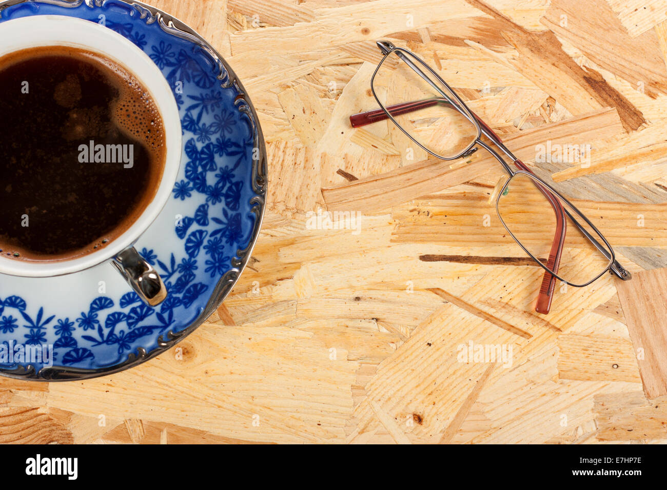 Café et verres sur une planche de bois Banque D'Images