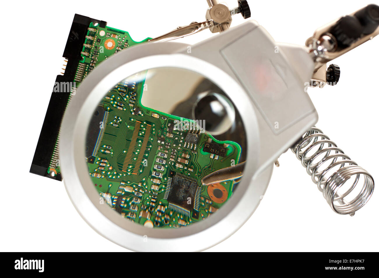 Troisième Main avec loupe circuit électronique isolated over white background Banque D'Images