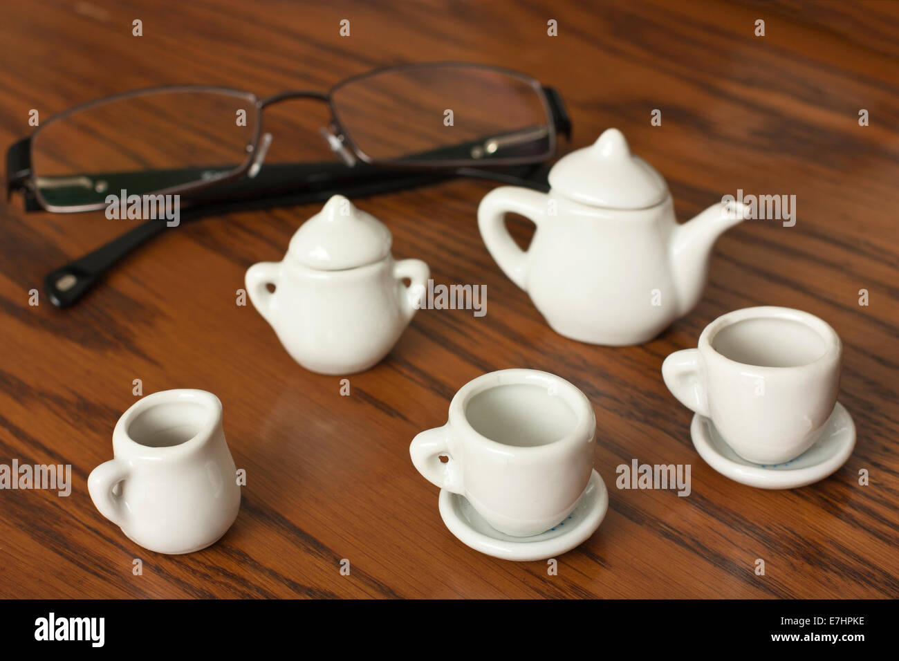 Les petites tasses de café et verres sur bois Banque D'Images