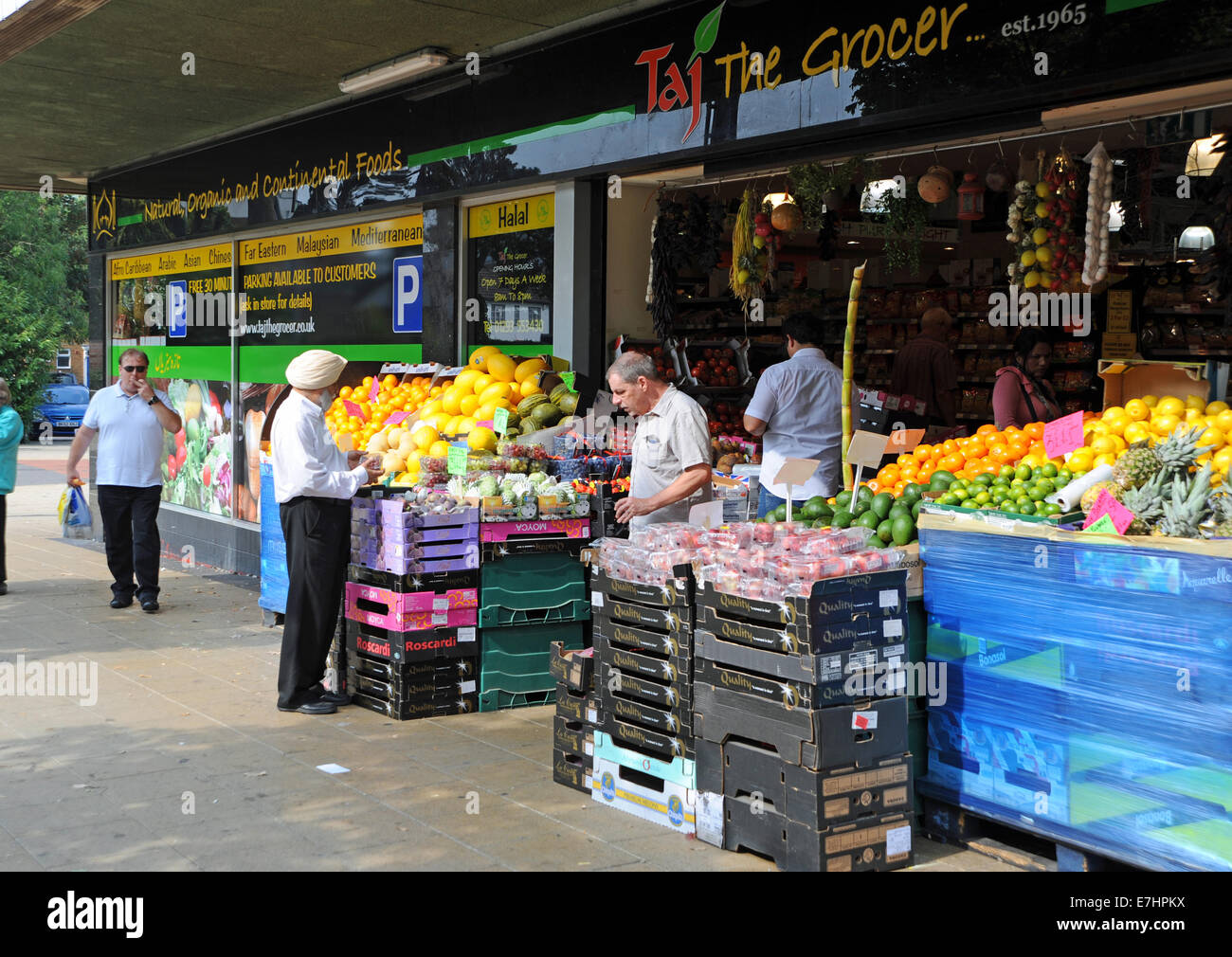 Crawley West Sussex UK - Taj l'Épicerie magasin de fruits et légumes exotiques Banque D'Images