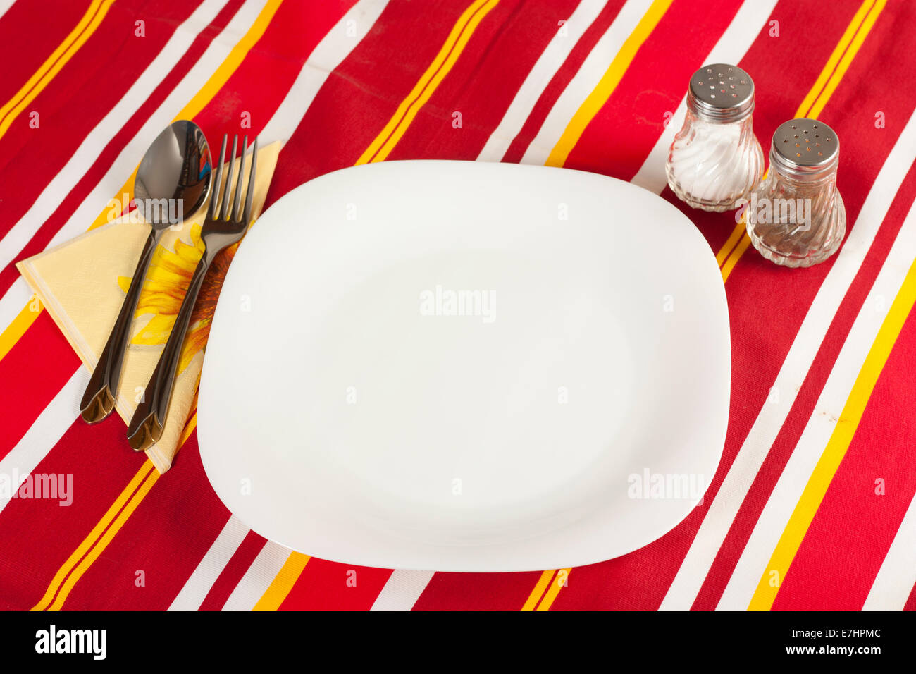 Couteau, fourchette et plaque blanche sur rouge nappe vérifié Banque D'Images