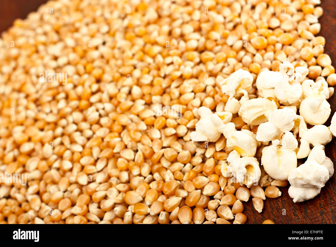 Pop-corn et beaucoup de grains de maïs en arrière-plan Banque D'Images