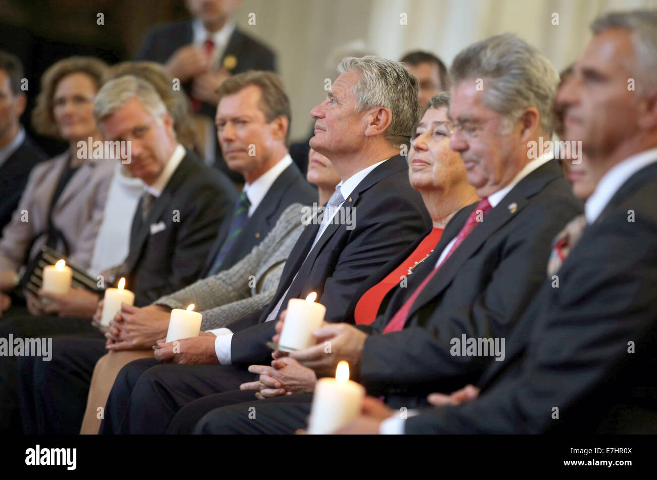 Le Président allemand Joachim Gauck, le Roi Philippe de Belgique, le Grand-Duc Henri de Luxembourg, le Prince héritier Alois von und zu Liechtenstein, le président autrichien Heinz Fischer et le Président Suisse Didier Burkhalter maintenez brûler bougies comme s'asseoir dans l'église Saint Mary's à Rostock, Allemagne, 18 septembre 2014. Ils discutent de questions sur l'évolution démographique et à se rappeler la révolution pacifique en Allemagne de l'est il y a 25 ans lors de la réunion informelle. Photo : JENS BUETTNER/dpa Banque D'Images