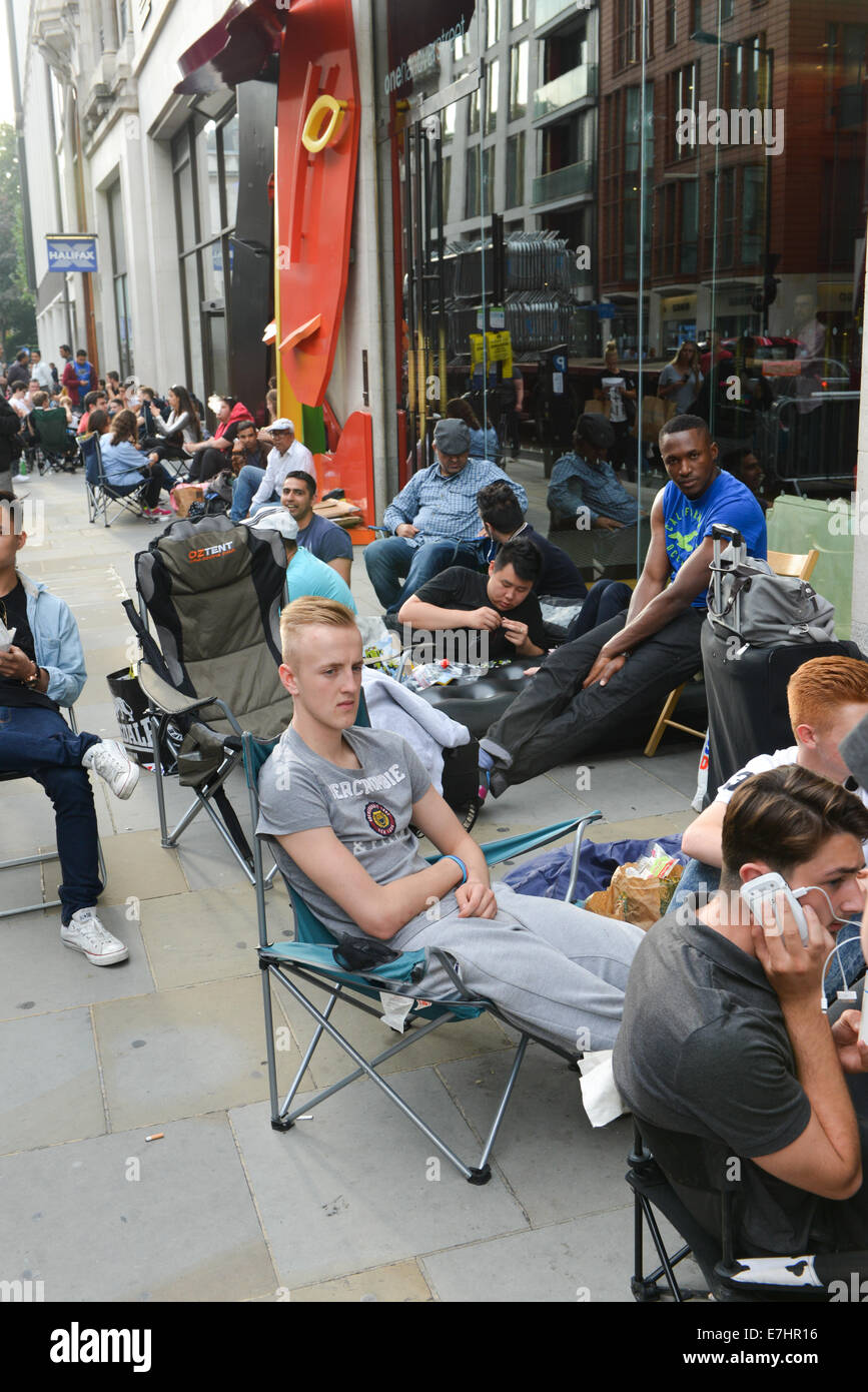 Regent Street, Londres, Royaume-Uni. 18 septembre 2014. Tentes et sacs de  couchage forment une file d'attente à l'angle de l'Apple Store pour  l'avenir lancement de l'iPhone 6. Crédit : Matthieu Chattle/Alamy Live