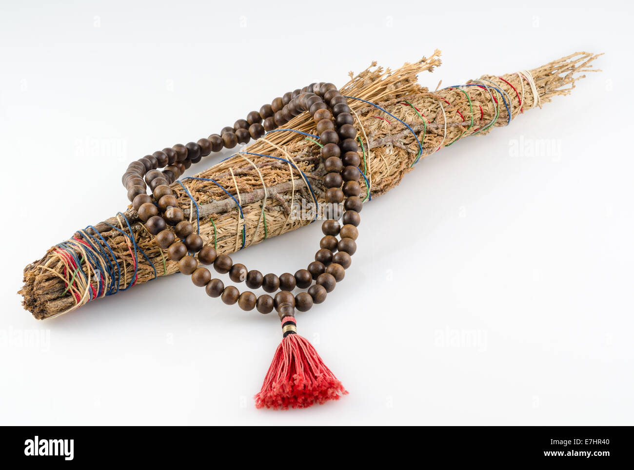 Mala bouddhiste chapelet avec les indiens pueblo smudge stick. Banque D'Images