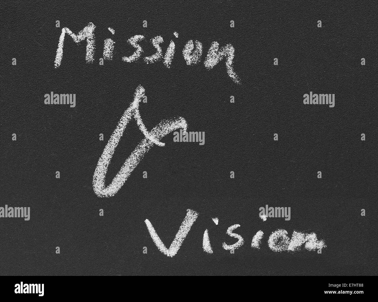 Mission & vision écrit en blanc par blackboard chalk Banque D'Images