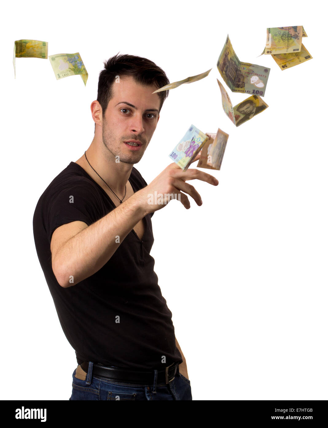 Jeune homme jette de l'argent de la Roumanie dans l'air isolé sur fond blanc Banque D'Images