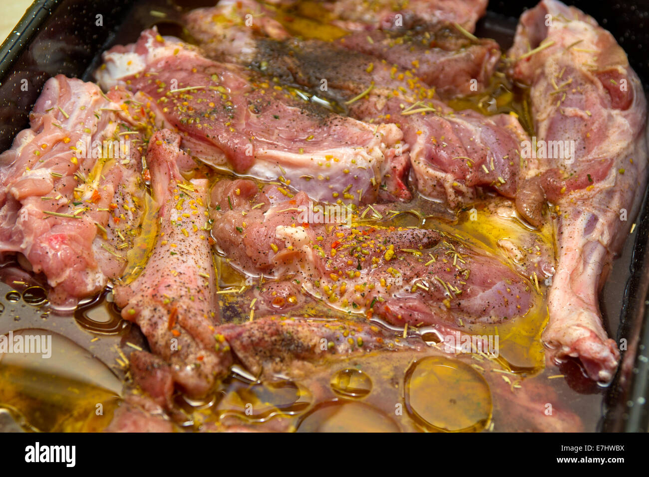 Libre d'un bac de roue de secours non cuits avant de les faire griller de l'agneau Banque D'Images