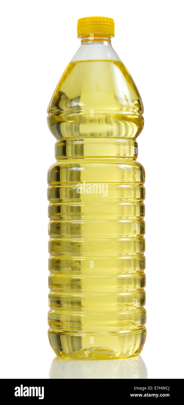 L'huile de tournesol ou de légumes en bouteille en plastique isolé sur fond blanc Banque D'Images