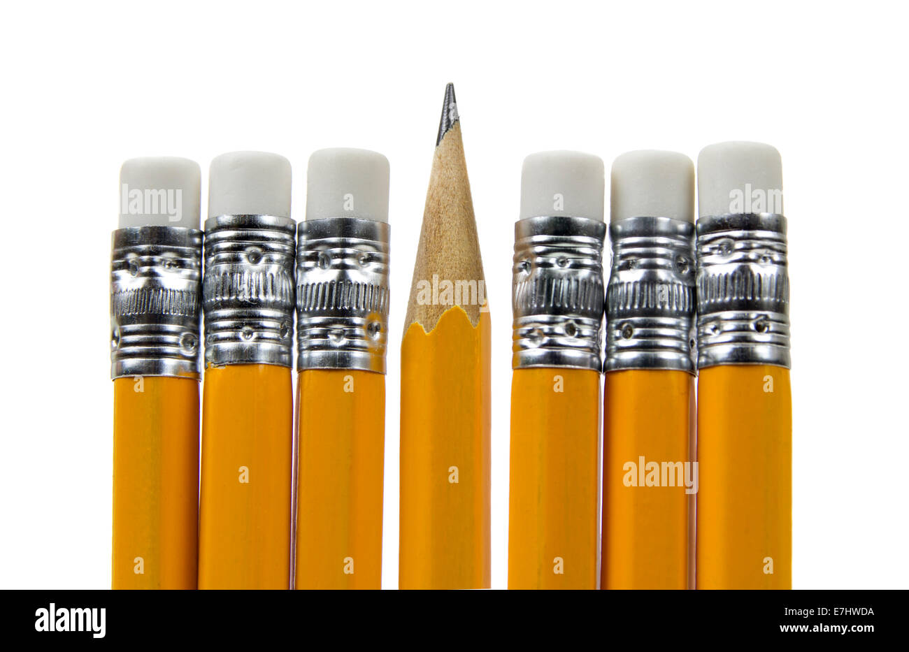 Six crayons avec gomme et un crayon pointant vers le haut plus isolé sur fond blanc Banque D'Images