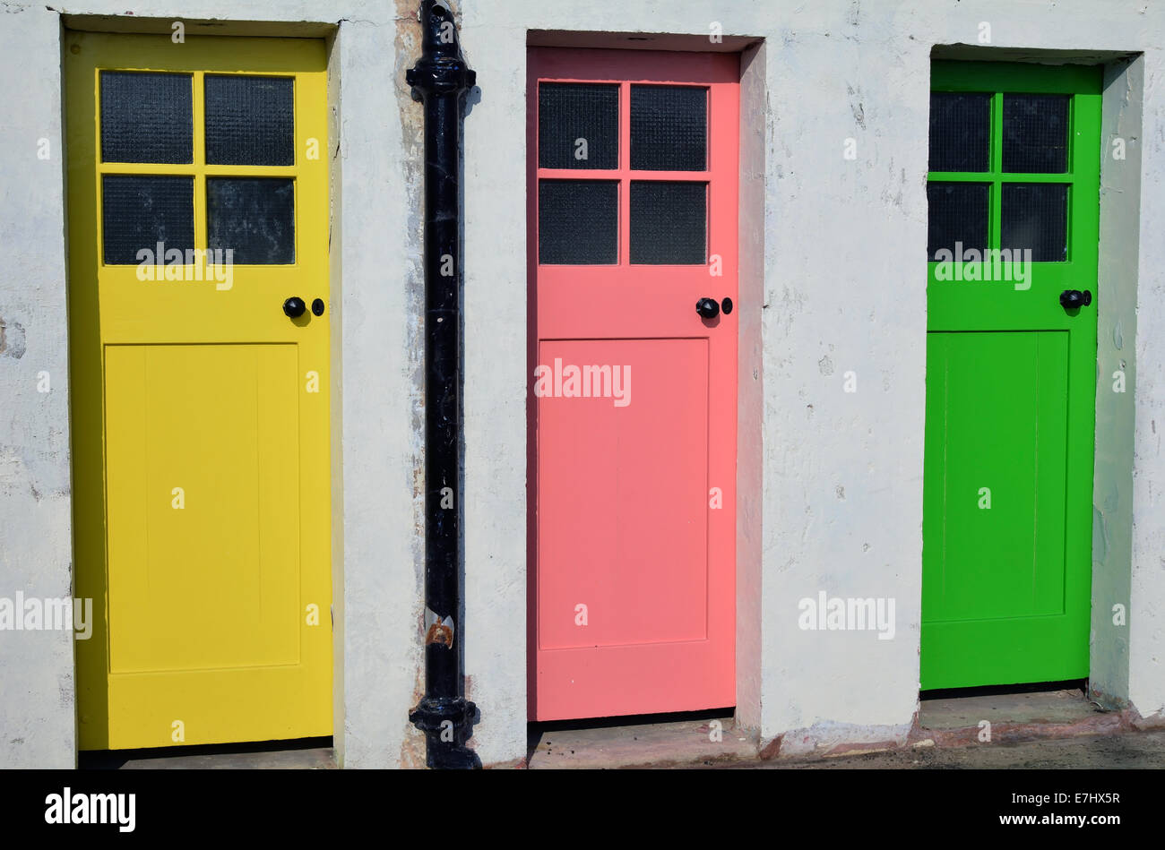 Portes colorées à l'ancienne piscine de vestiaires, près du port, à North Berwick. Banque D'Images