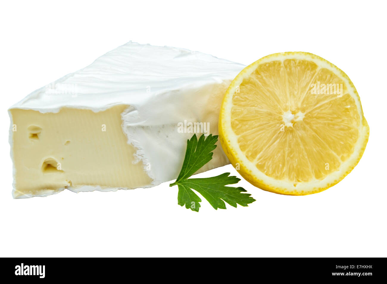 Fromage Brie et citron isolé sur un fond blanc. Banque D'Images