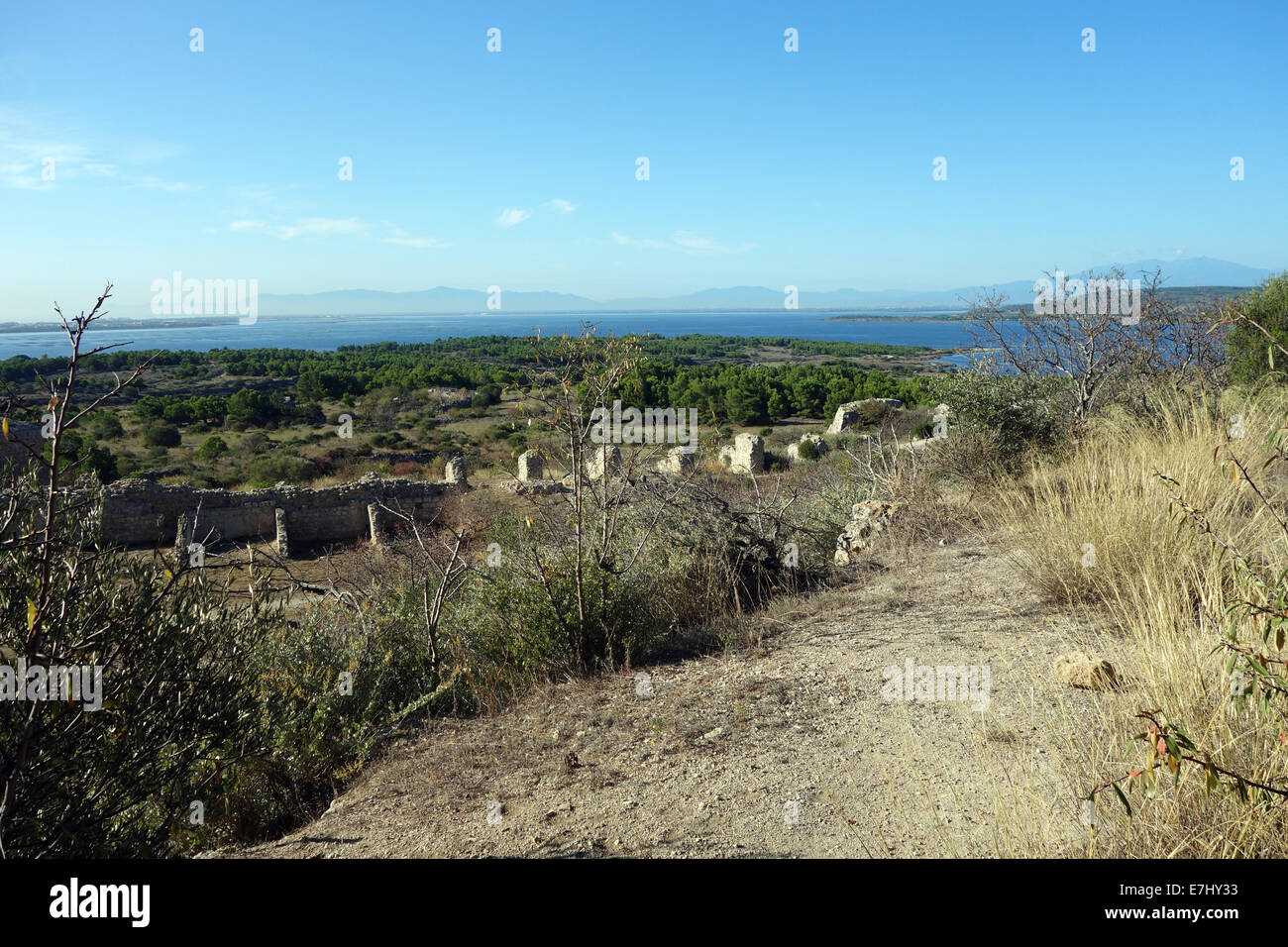 Château en ruine surplombe Leucate, avec pièce centrale, l'église donne sur les parcs à huîtres, les lagons/etang, ville et campagne Banque D'Images