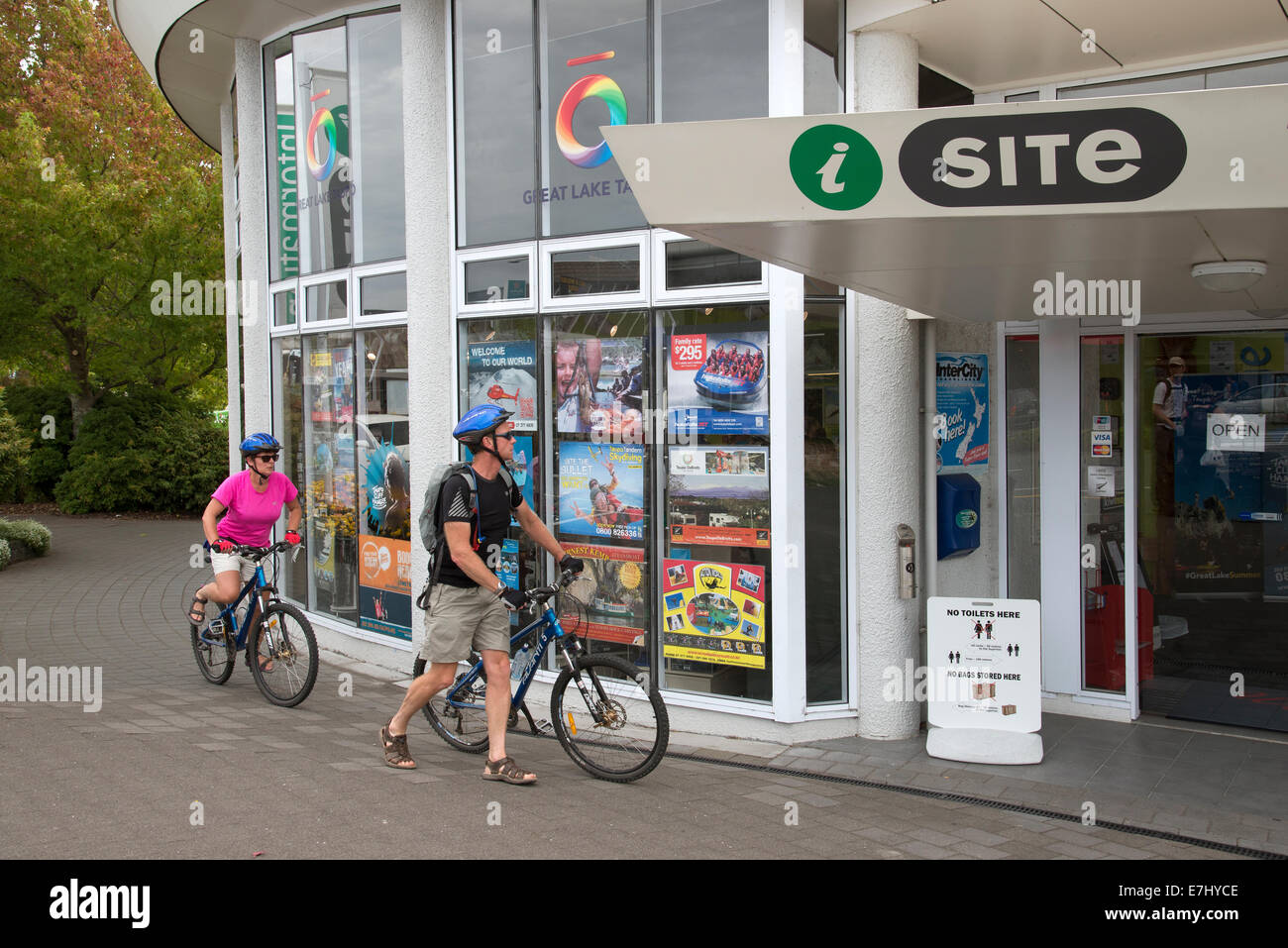 Site d'informations touristiques à Taupo Nouvelle-zélande l'Île du Nord. Les cyclistes en tournée arrivant pour plus d'informations Banque D'Images