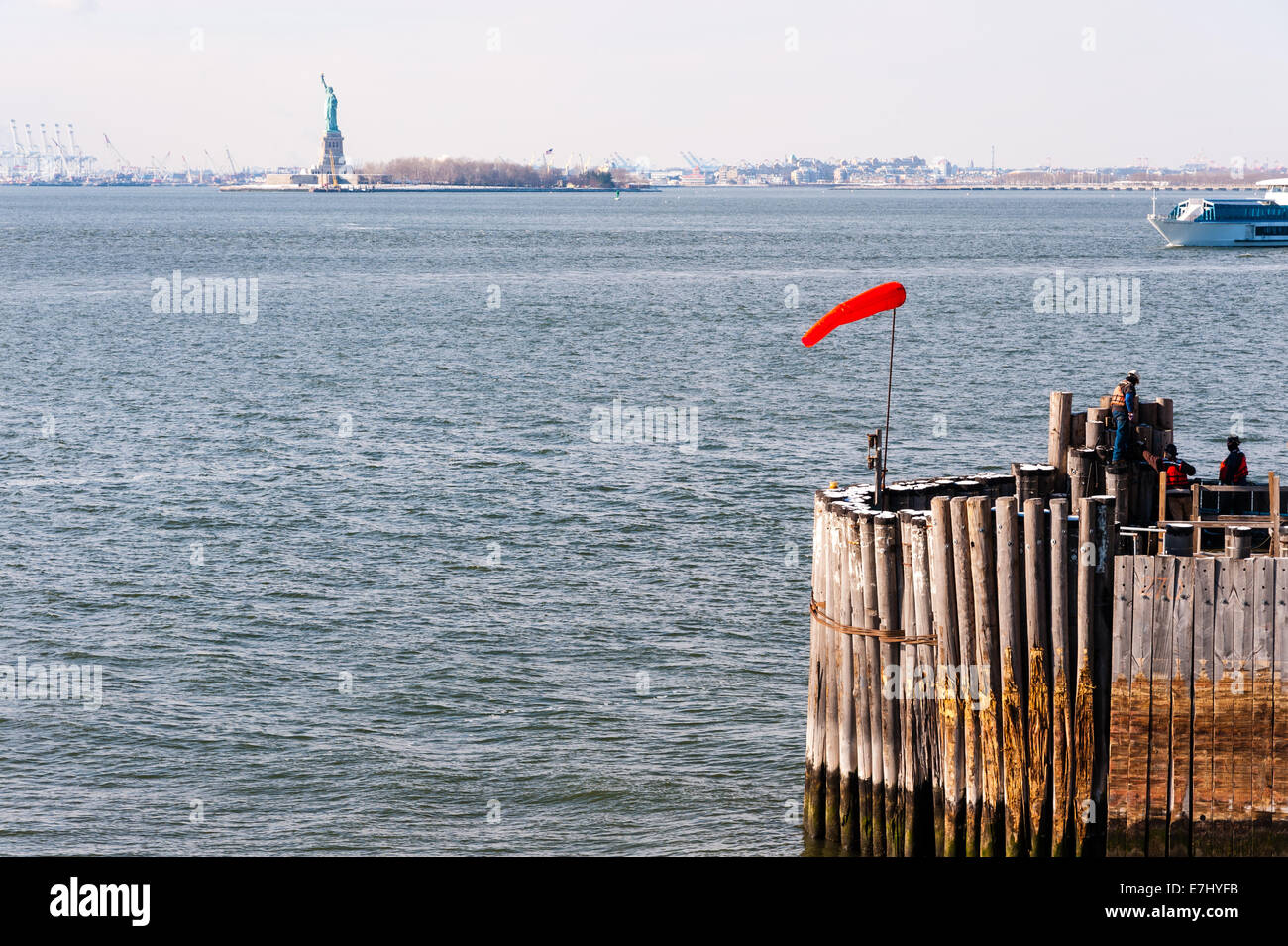 Nous, la ville de New York. South Ferry Pier, Statue de la liberté en arrière-plan. Des travaux de réparation. Banque D'Images