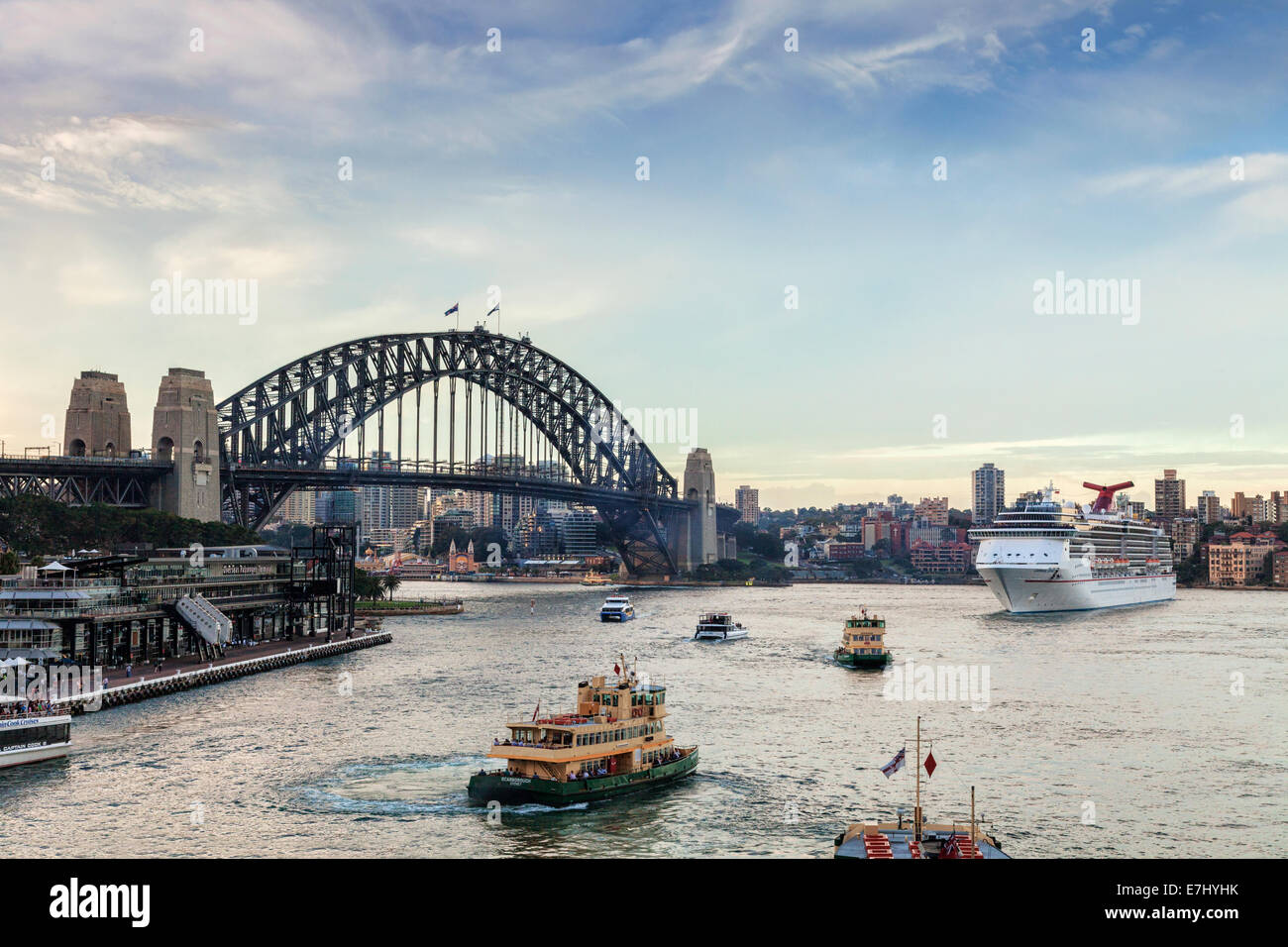 Crépuscule à occupé le port de Sydney, comme le recouvrement de croisière Carnival Spirit quitte son poste à quai à Circular Quay. Banque D'Images