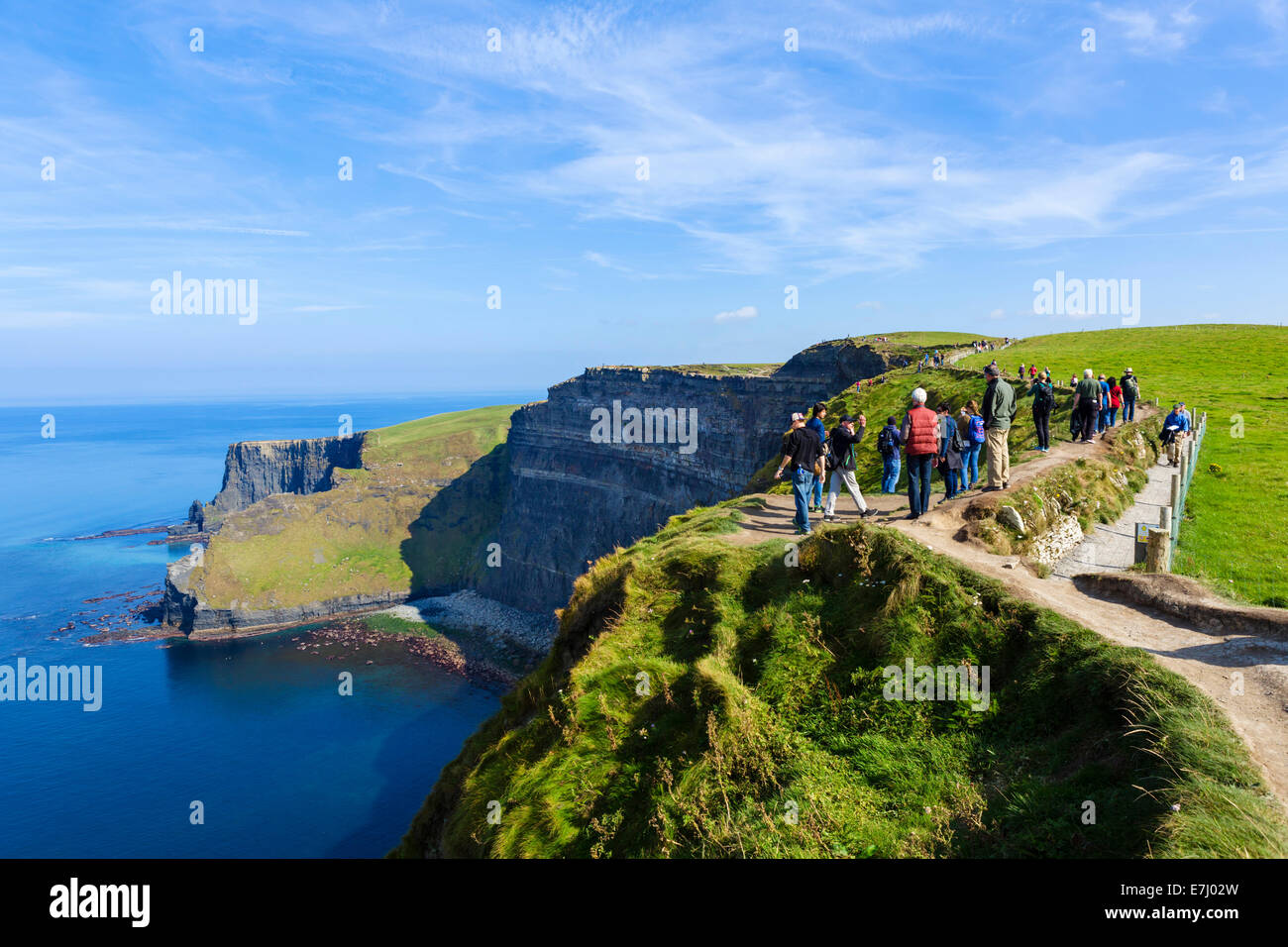 Les touristes à les falaises de Moher, le Burren, comté de Clare, Irlande Banque D'Images