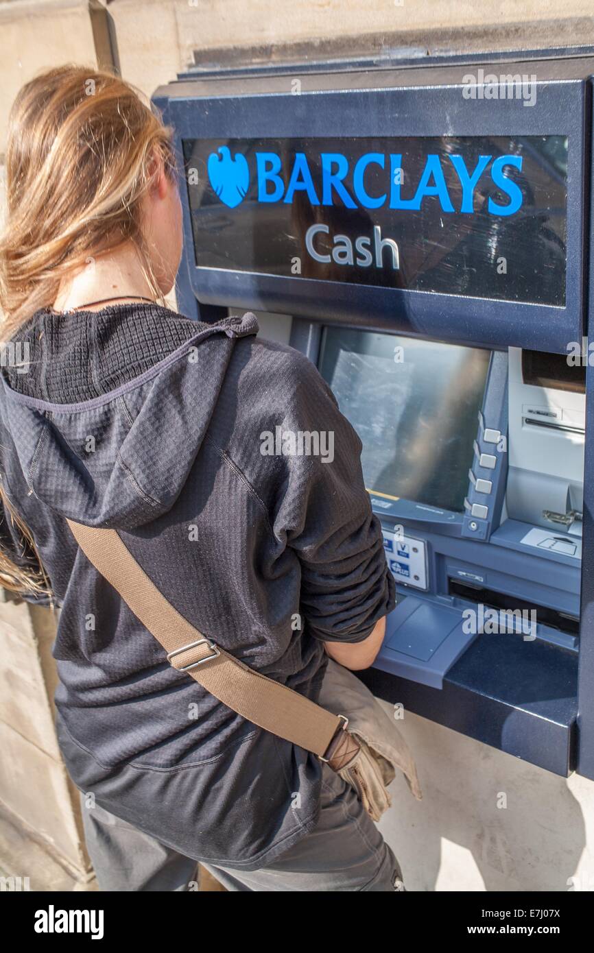 Une femme à l'aide d'un distributeur automatique de Barclays cash machine à Alnwick Northumberland Royaume-uni Banque D'Images