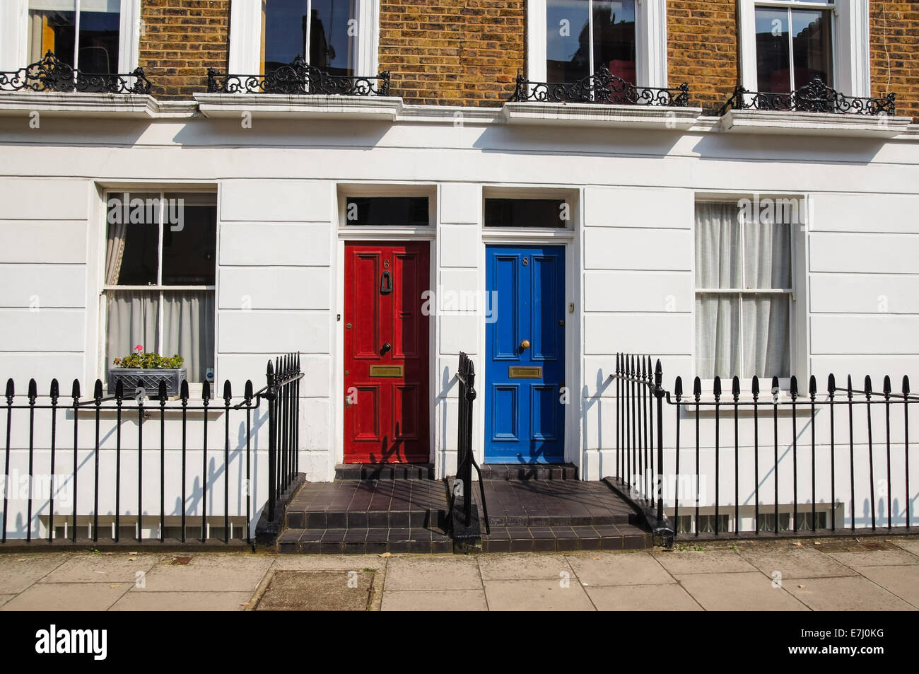 Portes de façade victorienne classique de maison mitoyenne à Londres Angleterre Royaume-Uni Banque D'Images