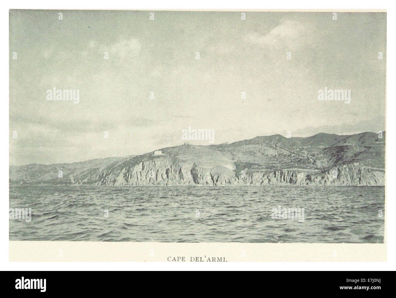 Illustration d'un livre de 1895 de *LAMBART*, représentant le Cap Del'Armi, avec une carte et une représentation photographique de la région. Banque D'Images