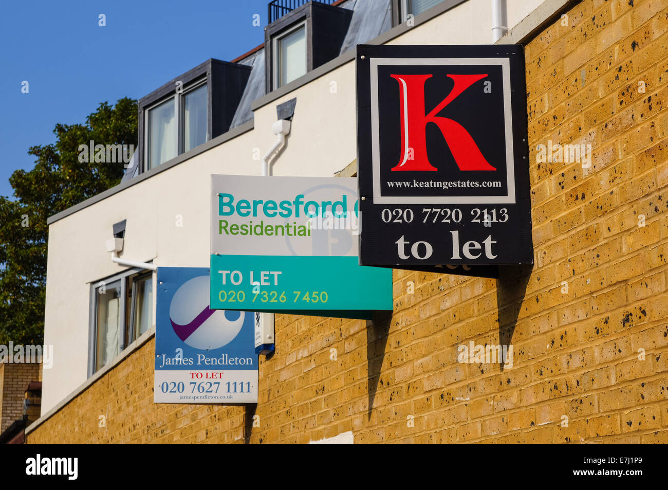 Panneaux immobiliers à laisser dehors maisons mitoyennes modernes dans Londres du Sud Angleterre Royaume-Uni Royaume-Uni Banque D'Images