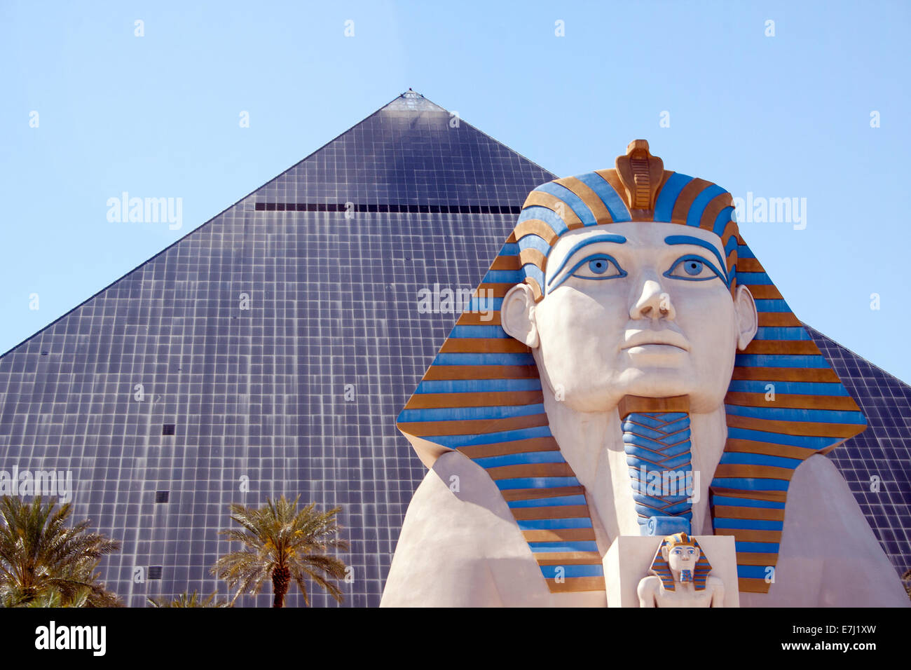 Le Luxor Casino de Las Vegas, Nevada, se distingue par sa forme pyramidale massive et son faisceau lumineux étincelant, véritable icône du Strip. Banque D'Images