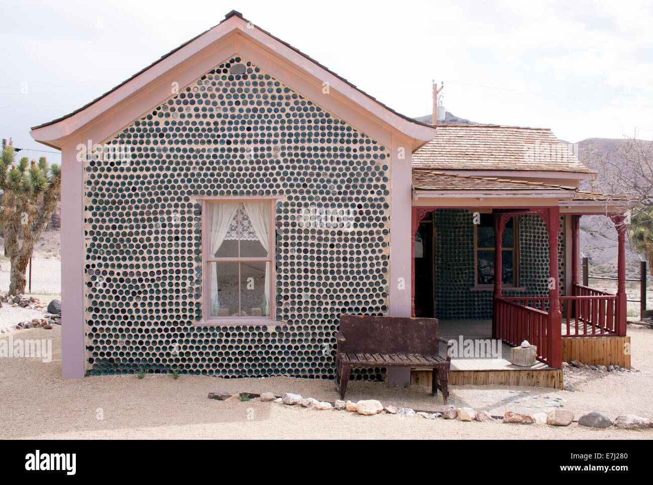 Historique Bottle House à Rhyolite, ville fantôme du Nevada, construit avec des milliers de bouteilles en verre pendant le boom minier de la ruée vers l'or. Banque D'Images