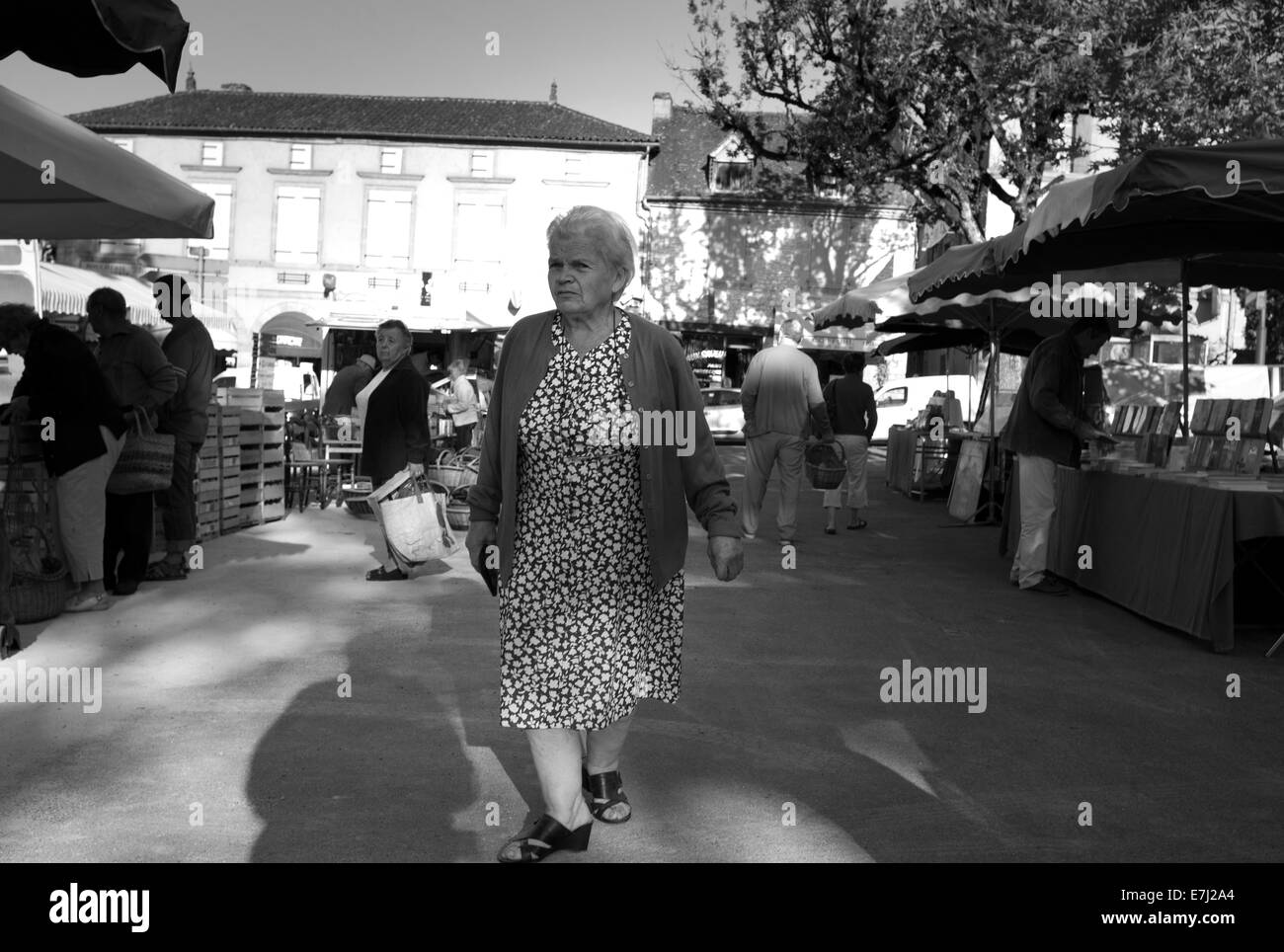 Vieille dame à Cazals marché, Vallée du Lot Banque D'Images