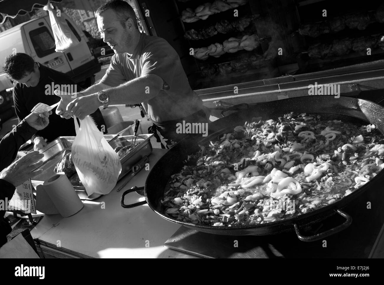 Vendeur Paella à Cazals marché, Vallée du Lot Banque D'Images