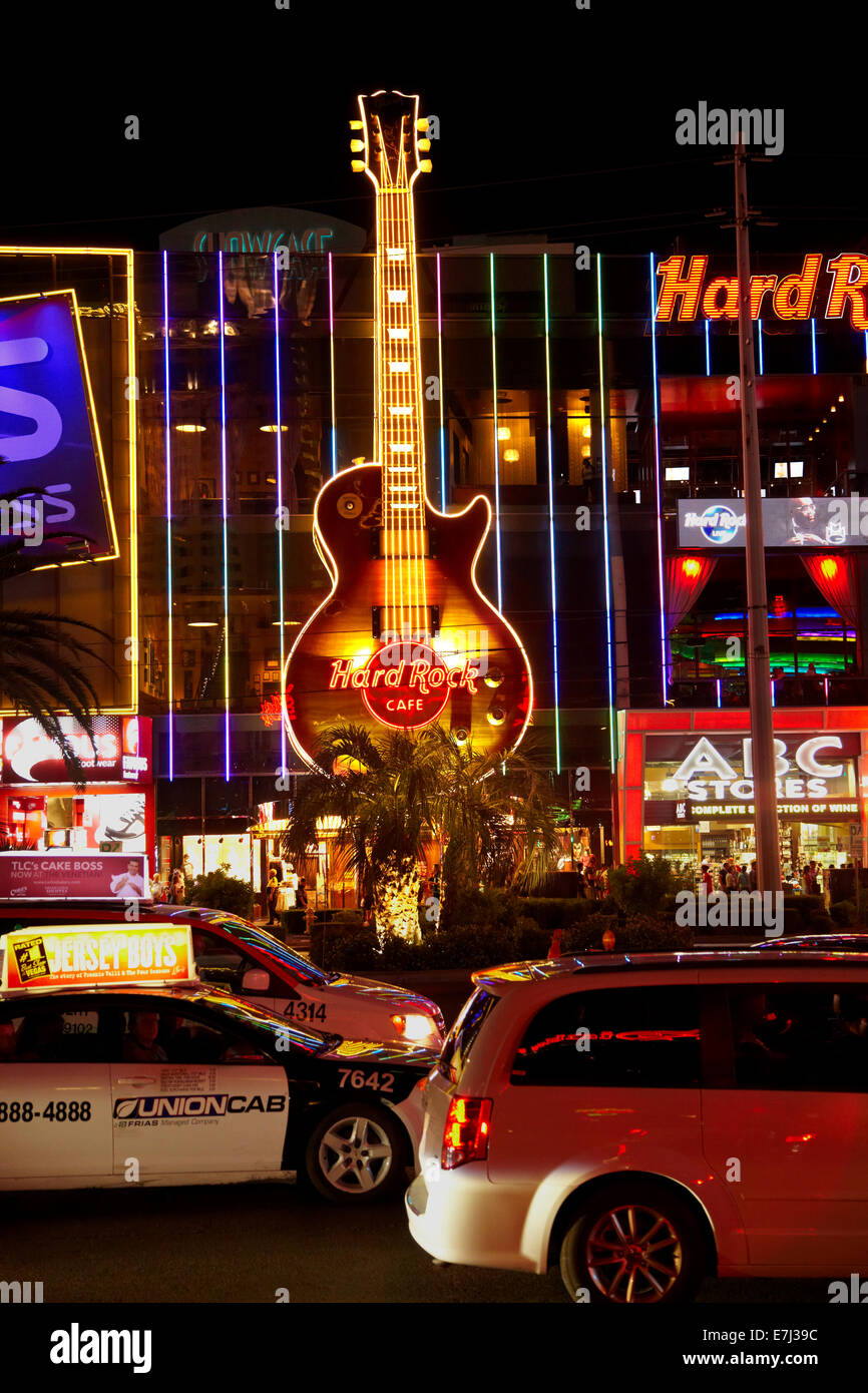 Le Hard Rock Café et du trafic le long de la bande le soir, Las Vegas, Nevada, USA Banque D'Images