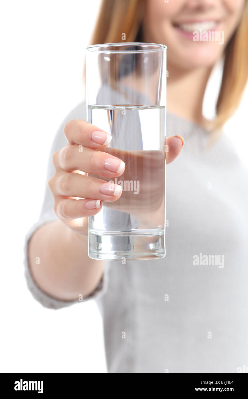 Happy woman main tenant un verre d'eau fraîche isolé sur fond blanc Banque D'Images