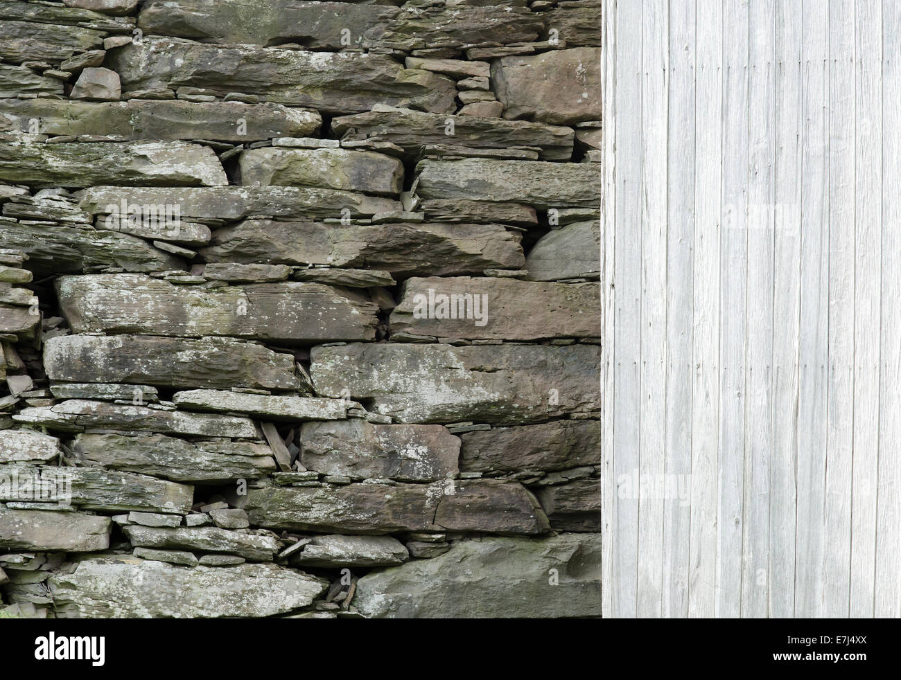 Mur de pierre avec revêtement en bois. Banque D'Images