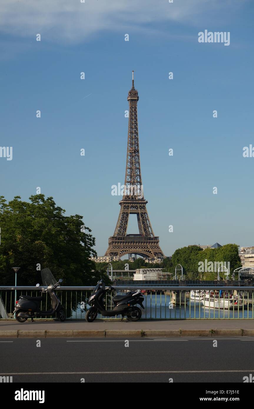 Tour Eiffel par la Seine avec les bateaux et les motos à l'avant-plan Banque D'Images