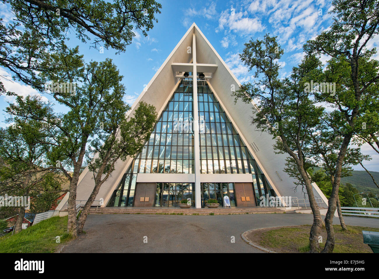 La Cathédrale Arctique Ishavskatedralen et soleil de minuit, monument de Tromso, Norvège Banque D'Images