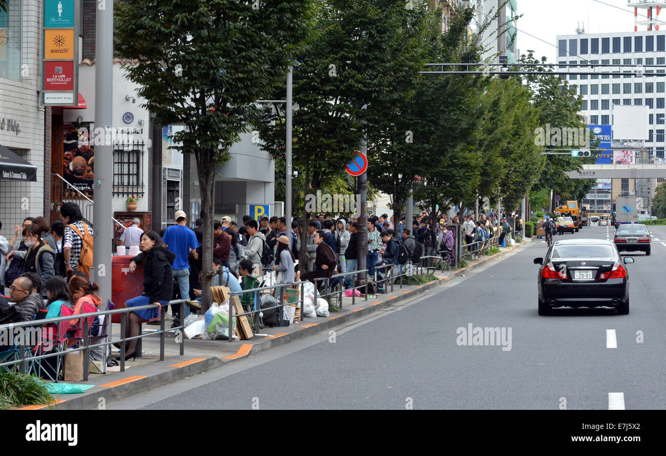 Tokyo, Japon. 19e Septembre, 2014. Les fans d'Apple attendent patiemment en ligne heures avant l'ouverture de l'Apple Store à ce quartier chic de Tokyo Omotesando pour la tant attendue nouvelle paire d'Iphone - iPhone 6 et sa variante plus iPhone 6 Plus. 19 Sep, 2014. Le vendredi 19 septembre, 2014. Credit : AFLO Co.,Ltd/Alamy Live News Banque D'Images