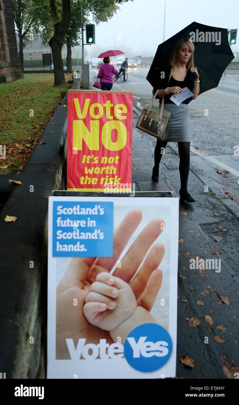 Édimbourg, Grande-Bretagne. 18 Sep, 2014. Une femme marche à un bureau de scrutin pour voter à Édimbourg, Grande-Bretagne, 18 Septembre, 2014. Aucune campagne n'a gagné le référendum sur l'indépendance écossaise pour garder l'Écosse au Royaume-Uni, les résultats du vote a montré vendredi. © Han Yan/Xinhua/Alamy Live News Banque D'Images
