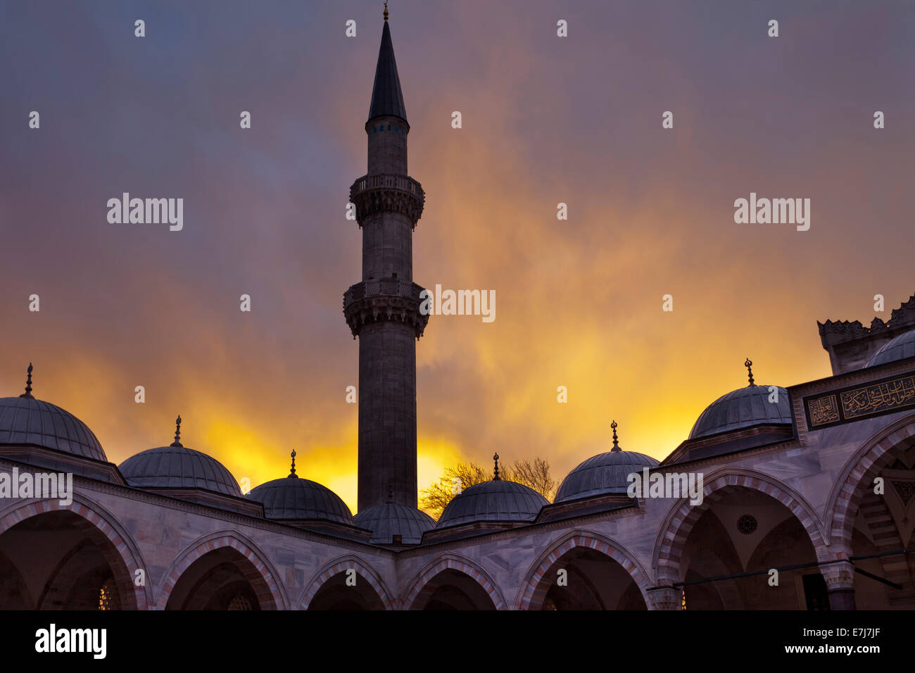 Coucher de soleil sur la mosquée de Soliman. Istanbul. Banque D'Images