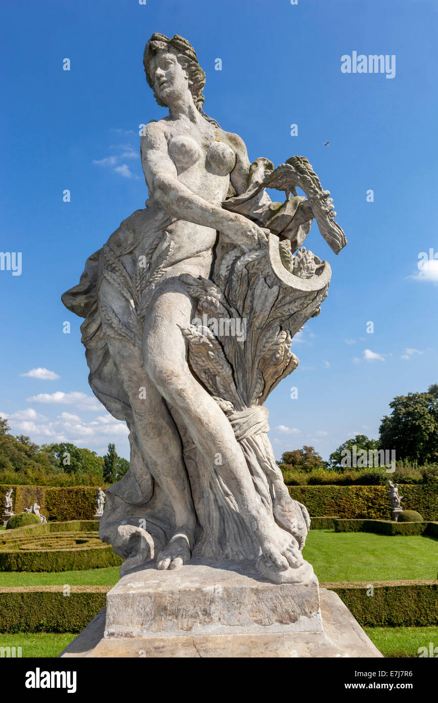 Sculpture baroque, Matthias Bernard Braun dans le palais jardins baroques Lysa nad Labem château Allegory de l'été République tchèque statue baroque art féminin Banque D'Images